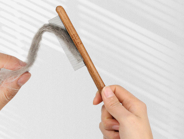 Pieptene din lemn cu freze metalice pentru pisici