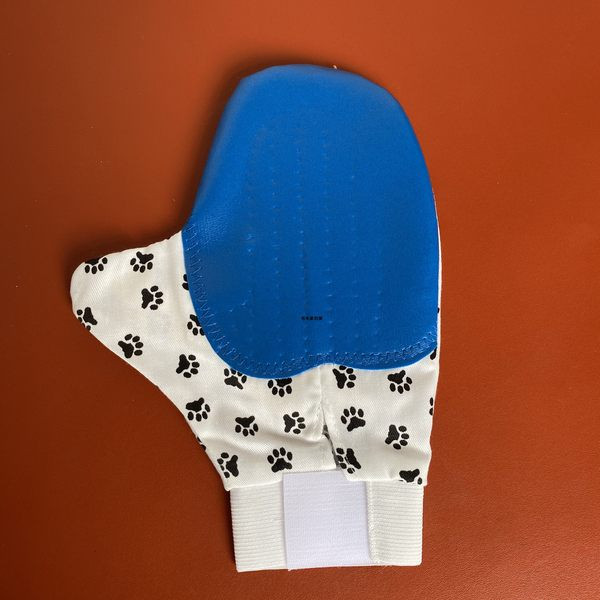 Perie de masaj pentru animale de companie in doua culori