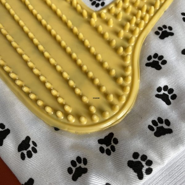 Perie de masaj pentru animale de companie in doua culori