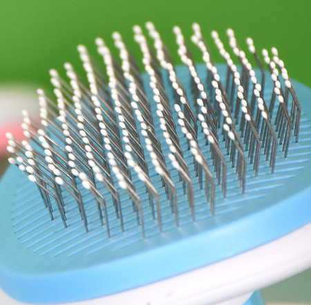 Perie pentru pisici - cu buton pentru curatare usoara