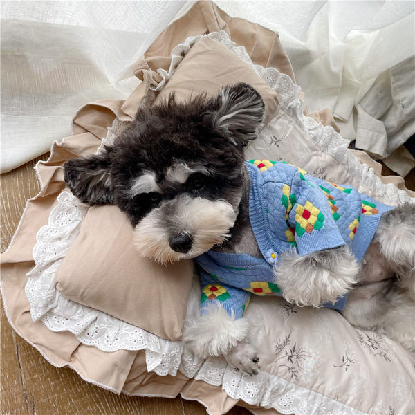 Vesta tricotata pentru caini cu model floral