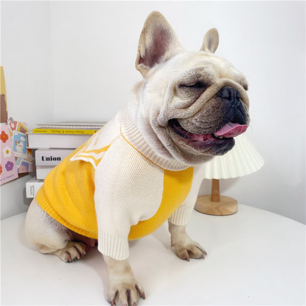 Vesta tricotata pentru caini de culoare galbena