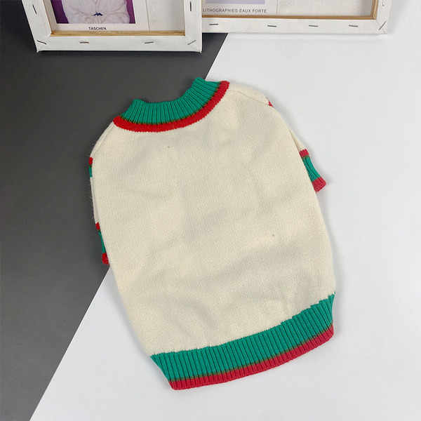 Vesta tricotata pentru caini cu nasturi