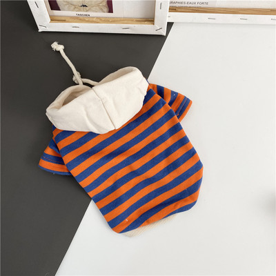 Bluză cu dungi cu glugă pentru un câine