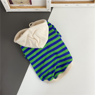 Bluză cu dungi cu glugă pentru un câine