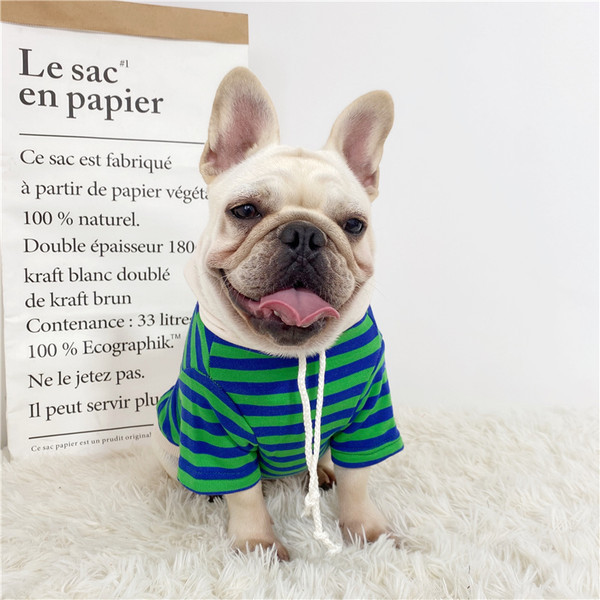 Bluză cu dungi cu glugă pentru un câine