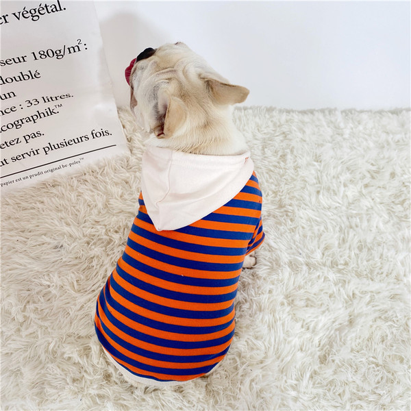 Bluză cu dungi cu glugă pentru un câine