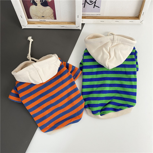 Bluză cu dungi cu glugă pentru un câine