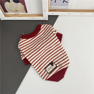 Bluză în dungi pentru câini cu emblemă