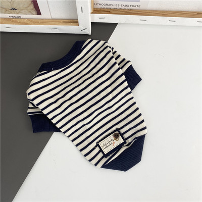 Bluză în dungi pentru câini cu emblemă