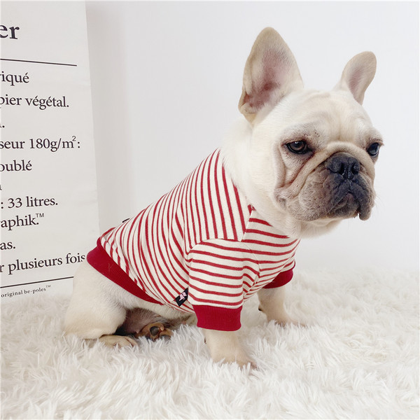 Bluză în dungi pentru câini cu emblemă