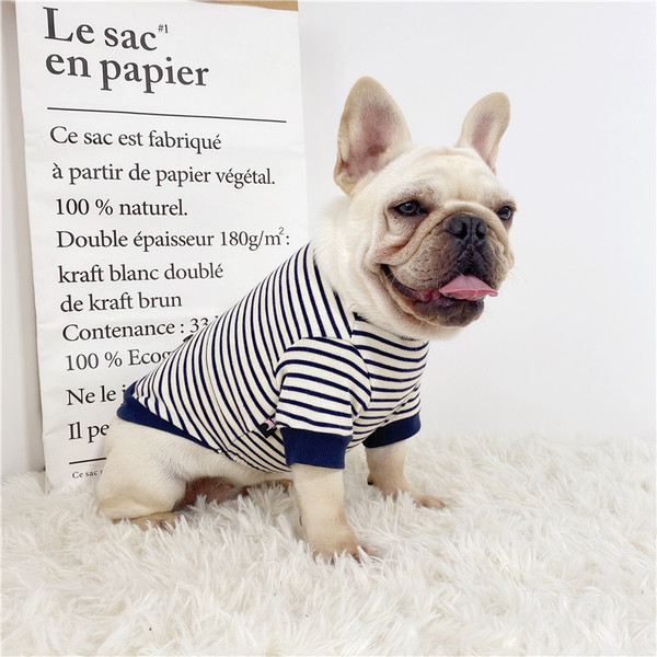 Bluză în dungi pentru câini cu emblemă