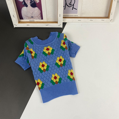 Moodne lukuga vest lillemustriga koertele