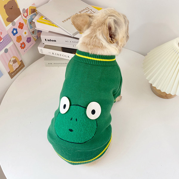 Kootud tikandiga kampsun koertele