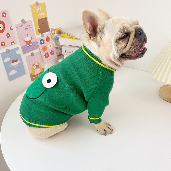 Kootud tikandiga kampsun koertele