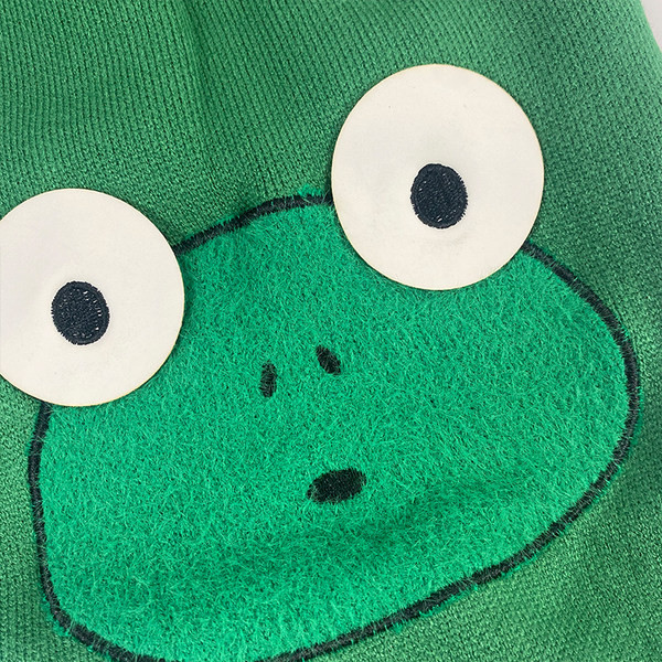 Kootud tikandiga kampsun koertele