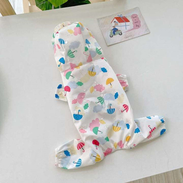 Värviliste mustrite ja lokkidega vihmamantel koertele