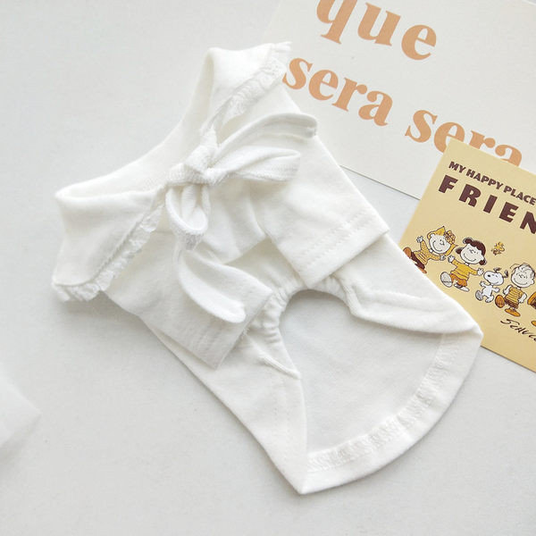 Ρούχα σκυλιών σε λευκά διαφορετικά μοντέλα