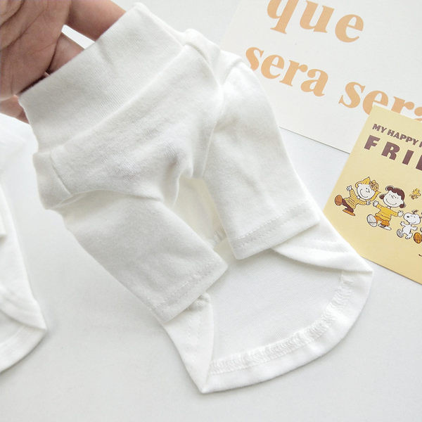 Ρούχα σκυλιών σε λευκά διαφορετικά μοντέλα