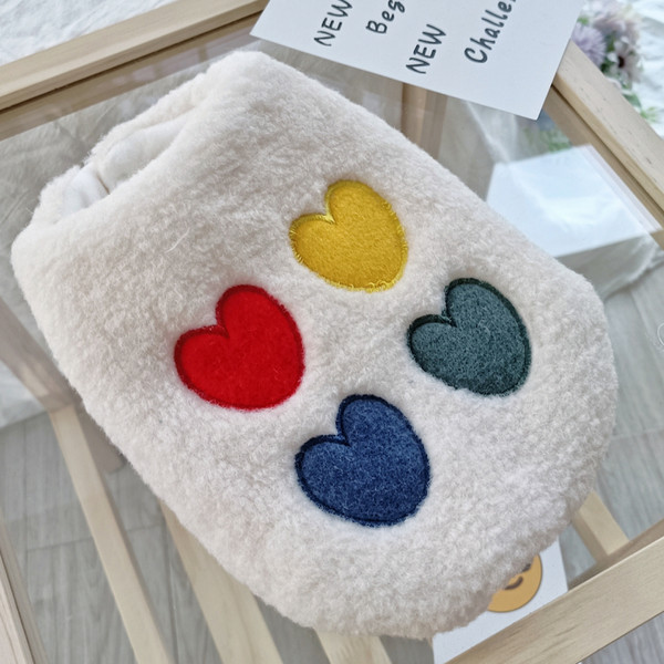 Tikitud südametega sulepluus koertele