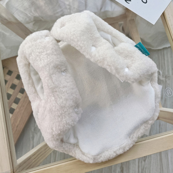 Tikitud südametega sulepluus koertele