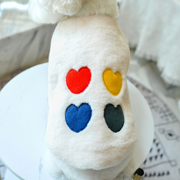 Tikitud südametega sulepluus koertele