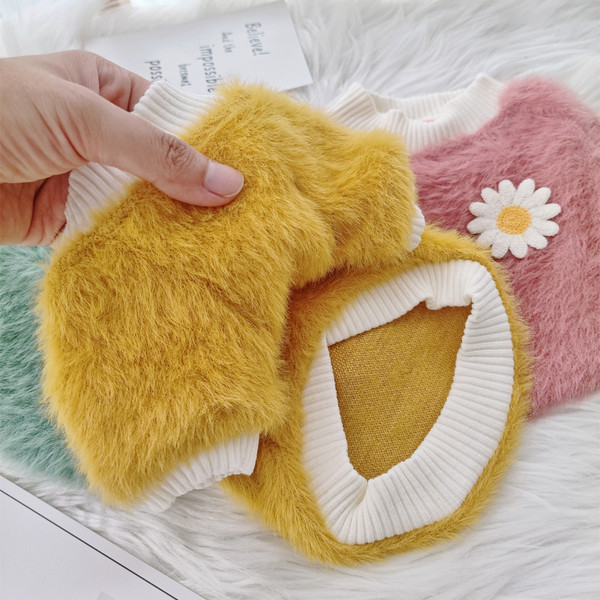 Bluză modernă de pluș cu o floare pentru câini