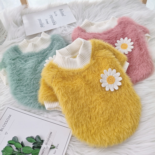 Bluză modernă de pluș cu o floare pentru câini