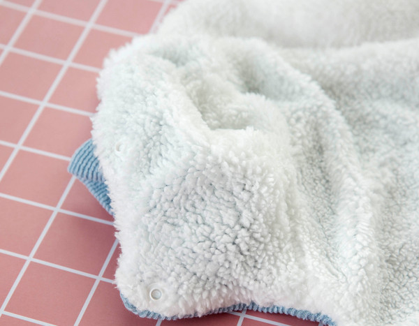 Moodne pealdisega polsterdatud mantel koertele