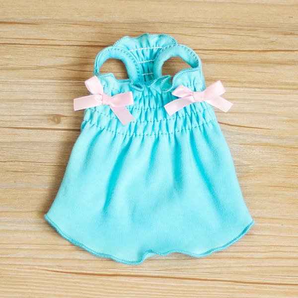 Lokkide ja paelaga kleit koertele