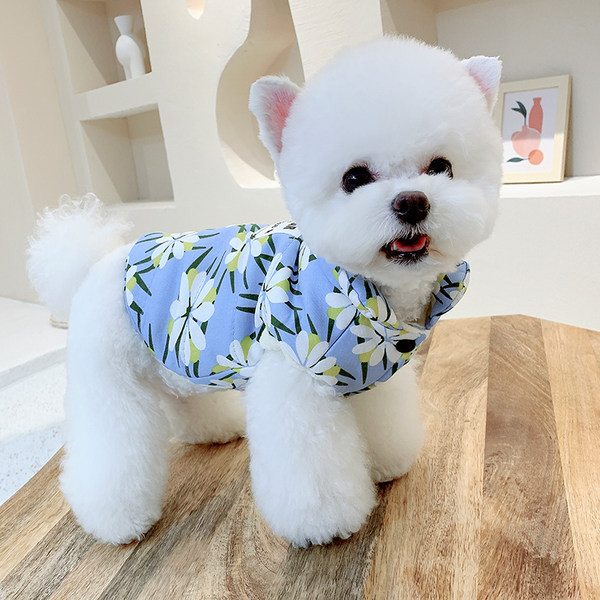 Stiilne lillelise mustriga koeravest