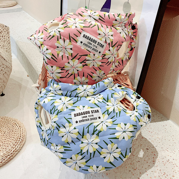 Stiilne lillelise mustriga koeravest