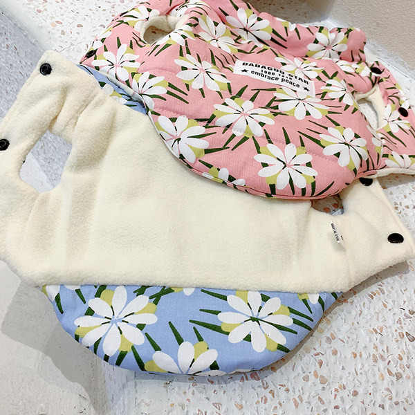 Stiilne lillelise mustriga koeravest