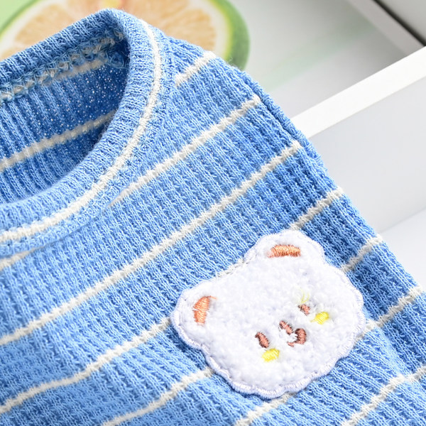 Aplikatsiooniga triibuline pluus koertele