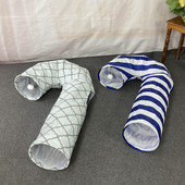 Tunel pentru pisici in doua culori cu o jucarie agatata