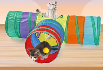 Πολύχρωμο τούνελ με τρεις εξόδους και ένα κρεμαστό παιχνίδι για γάτες