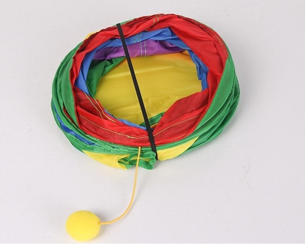 Värviline tunnel kolme väljapääsu ja rippuva mänguasjaga kassidele