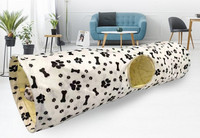 Tunel de pluș pentru pisici cu o jucărie agățată