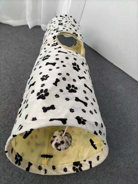 Tunel de pluș pentru pisici cu o jucărie agățată