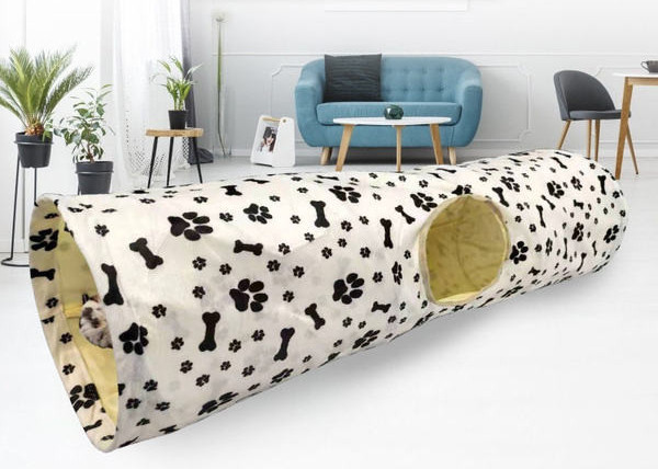 Tunel de pluș pentru pisici cu o jucărie agățată