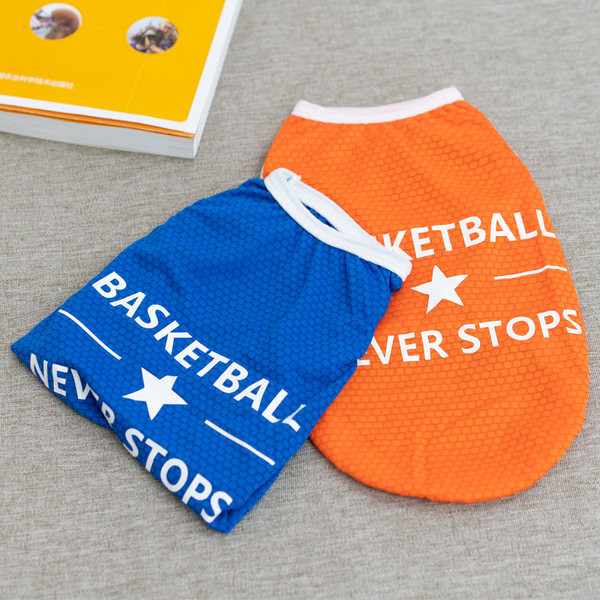 Top modern cu o inscripție pentru câini