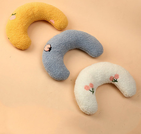 Minkšta pagalvė katėms su siuvinėjimu