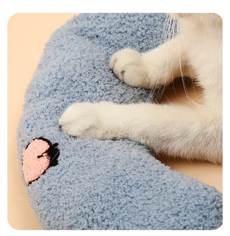 Minkšta pagalvė katėms su siuvinėjimu