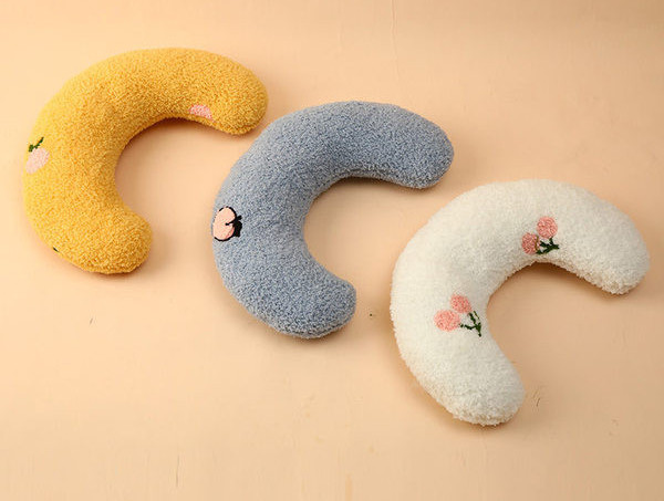 Jastuk s vezom u tri boje