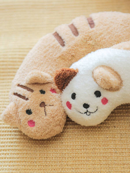 Tikandiga plüüsis kassipadi