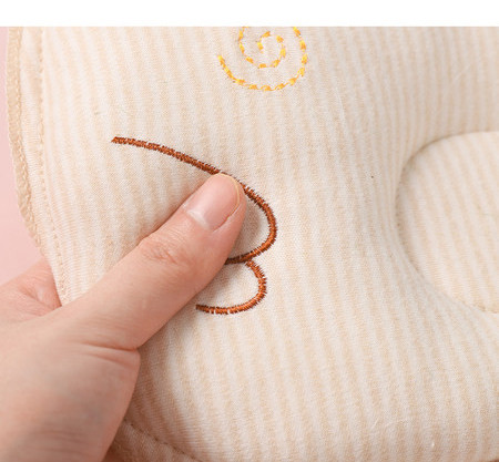 Väike tikandiga kassipadi