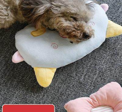 Perna de plus pentru pisici