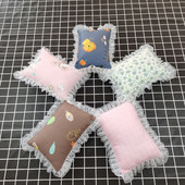 Pitsilise ja värvilise mustriga padi, mis sobib kassidele