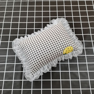 Pitsilise ja värvilise mustriga padi, mis sobib kassidele