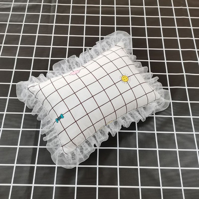 Pitsilise ja värvilise mustriga padi, mis sobib kassidele